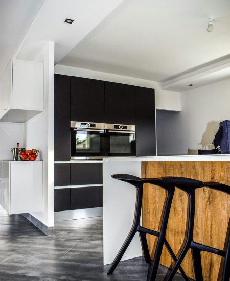Modern kitchen combining wood and black accents
